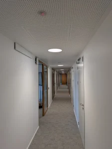 hall-charles-kieffer-couloir-bureaux-eclairage-plafond