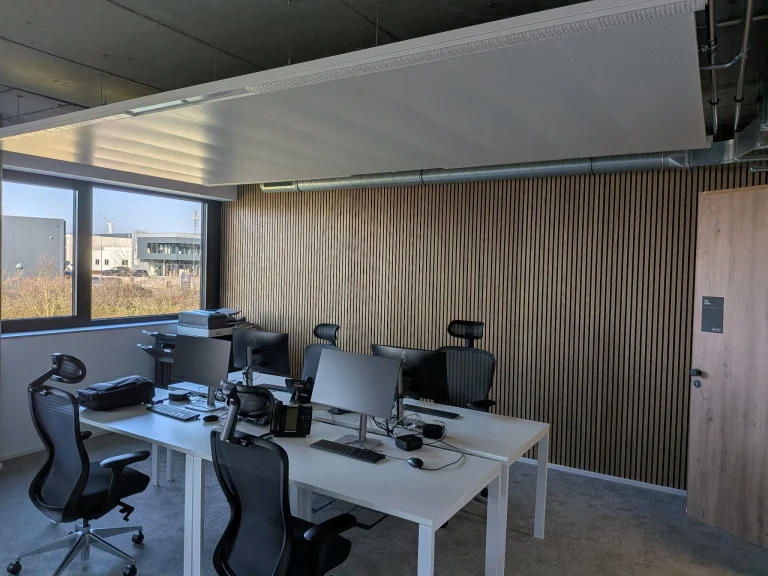 hall-charles-kieffer-open-space-bureaux-mur-bois-lattes