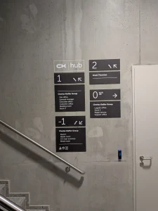 hall-charles-kieffer-signaletique-etages-escalier-beton